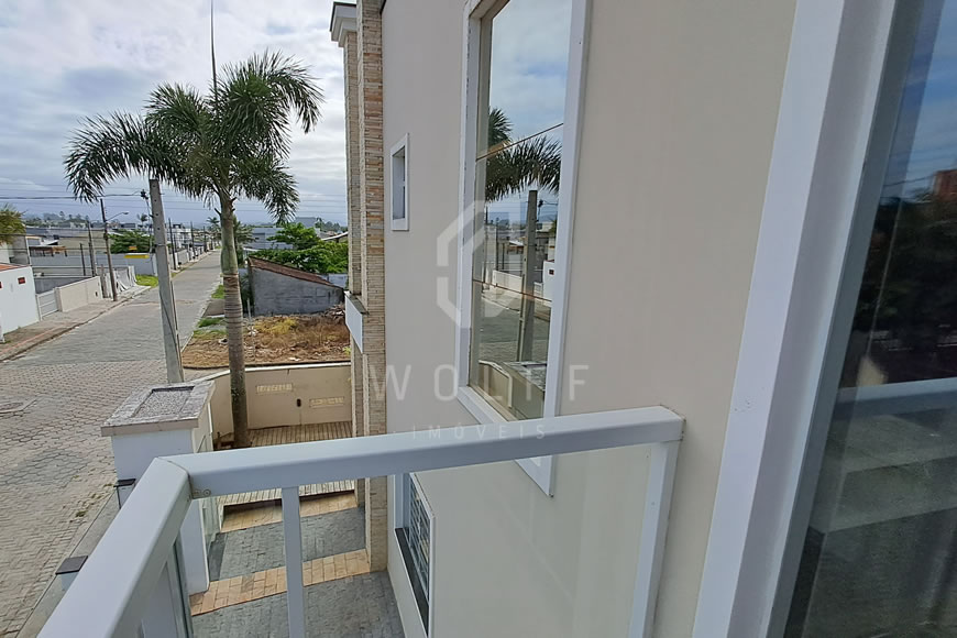 JD1040 - Sobrado Triplex com Piscina 
