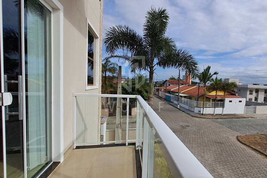 JD1040 - Sobrado Triplex com Piscina 