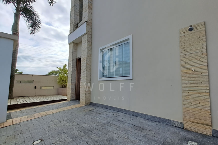 JD1040 - Sobrado Triplex com Piscina 