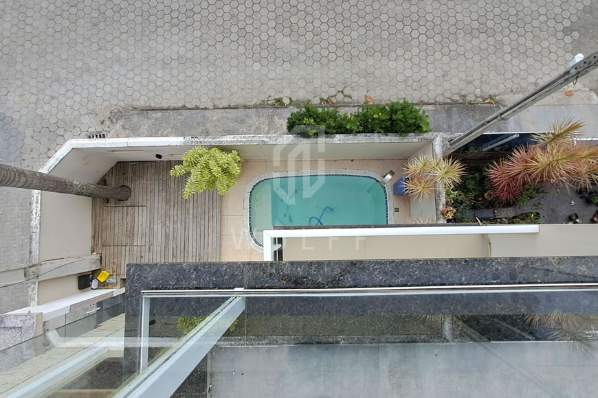 JD1040 - Sobrado Triplex com Piscina 