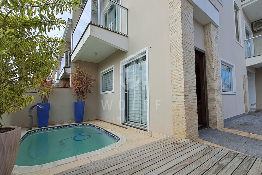 JD1040 - Sobrado Triplex com Piscina 