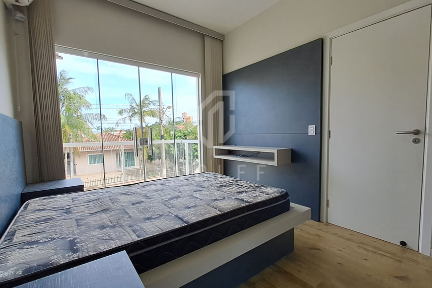 JD1040 - Sobrado Triplex com Piscina 