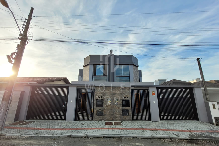 JD1077 - Sobrado Geminado com um Amplo Espaço de Fundos