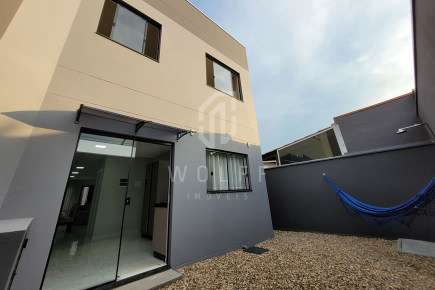 JD1077 - Sobrado Geminado com um Amplo Espaço de Fundos