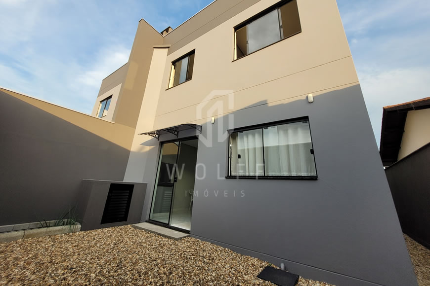 JD1077 - Sobrado Geminado com um Amplo Espaço de Fundos