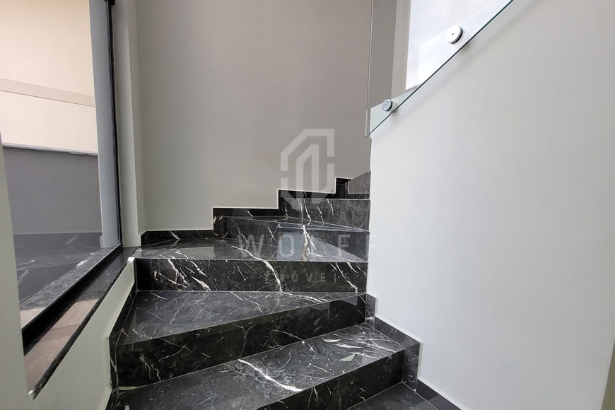 JD1077 - Sobrado Geminado com um Amplo Espaço de Fundos