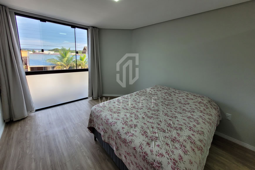 JD1077 - Sobrado Geminado com um Amplo Espaço de Fundos