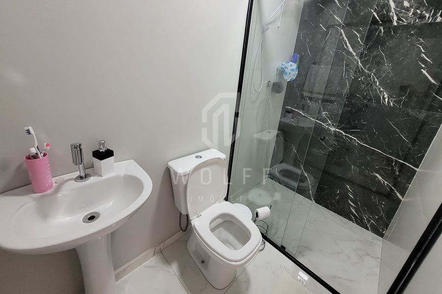 JD1077 - Sobrado Geminado com um Amplo Espaço de Fundos