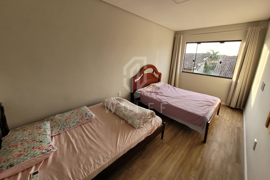 JD1077 - Sobrado Geminado com um Amplo Espaço de Fundos