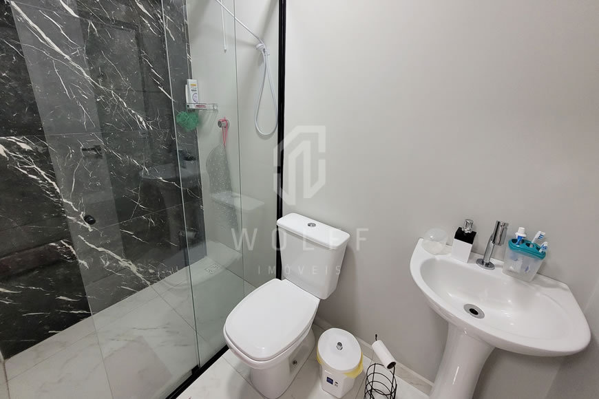 JD1077 - Sobrado Geminado com um Amplo Espaço de Fundos