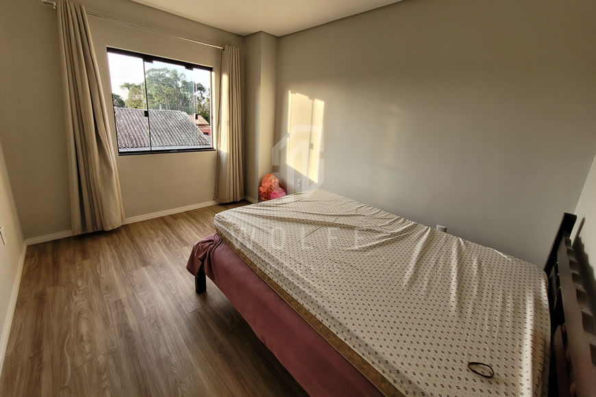 JD1077 - Sobrado Geminado com um Amplo Espaço de Fundos