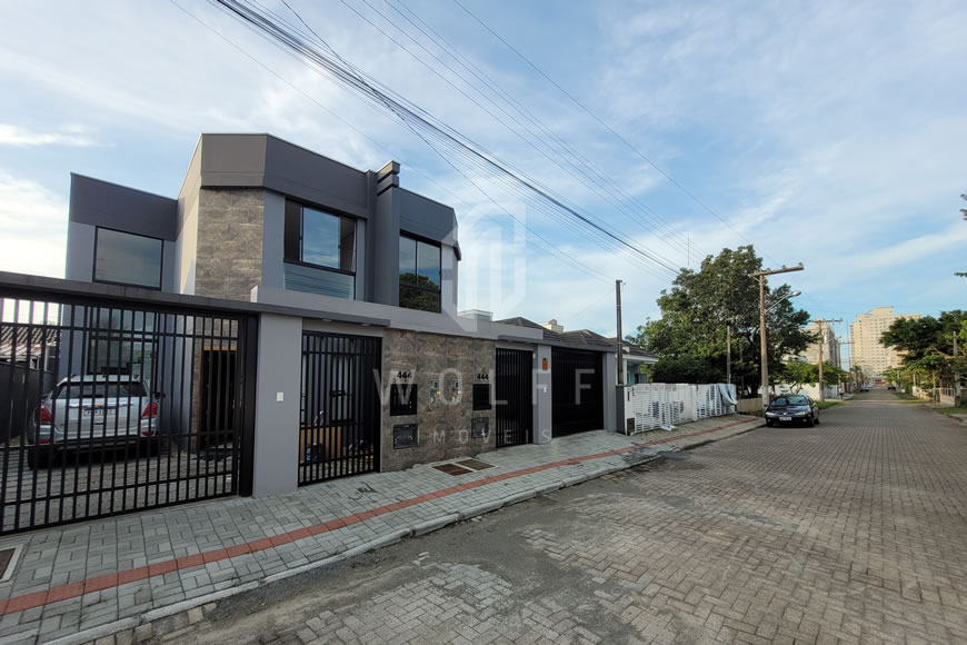 JD1077 - Sobrado Geminado com um Amplo Espaço de Fundos