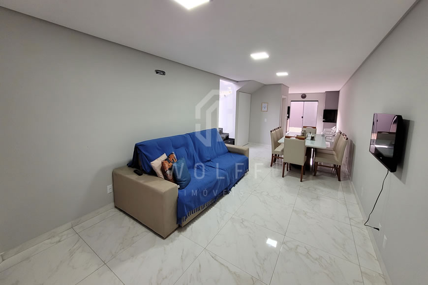 JD1077 - Sobrado Geminado com um Amplo Espaço de Fundos