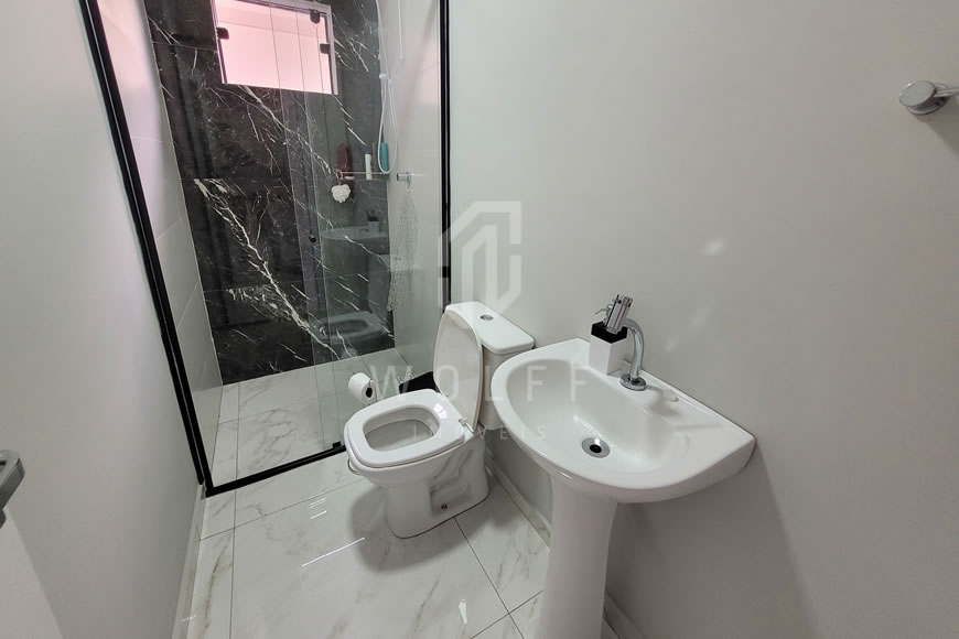 JD1077 - Sobrado Geminado com um Amplo Espaço de Fundos