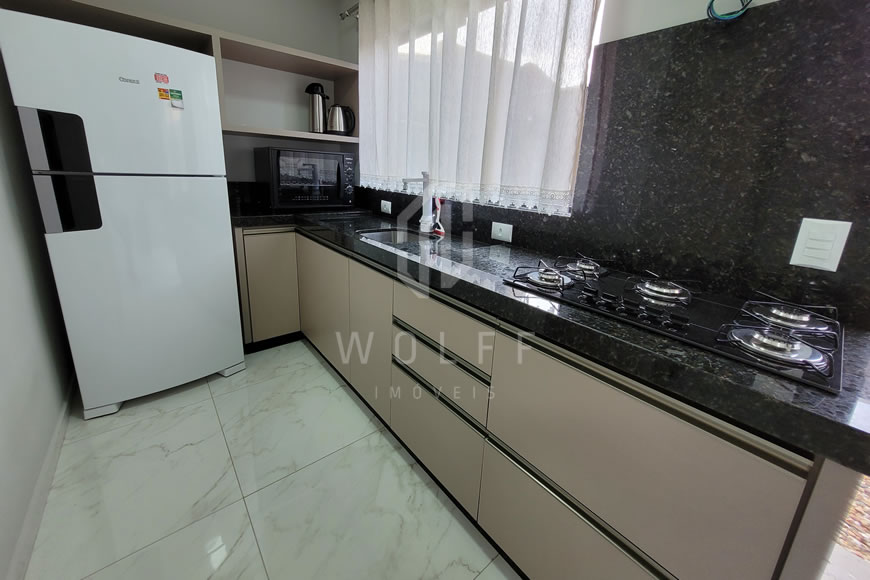 JD1077 - Sobrado Geminado com um Amplo Espaço de Fundos