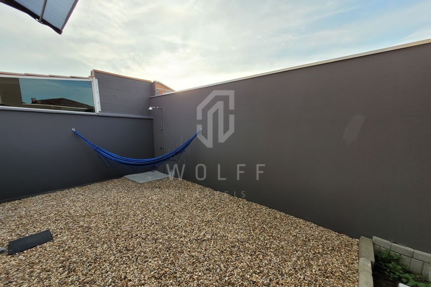 JD1077 - Sobrado Geminado com um Amplo Espaço de Fundos