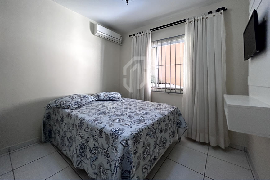 JD1257 - Casa Mobiliada com Área nos Fundos