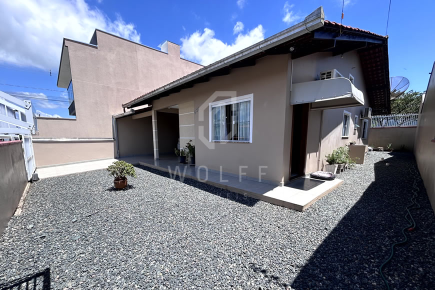 JD1257 - Casa Mobiliada com Área nos Fundos