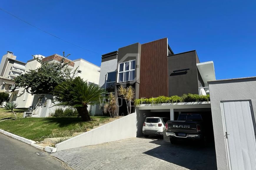 JD1265 - Sobrado com Piscina no Centro