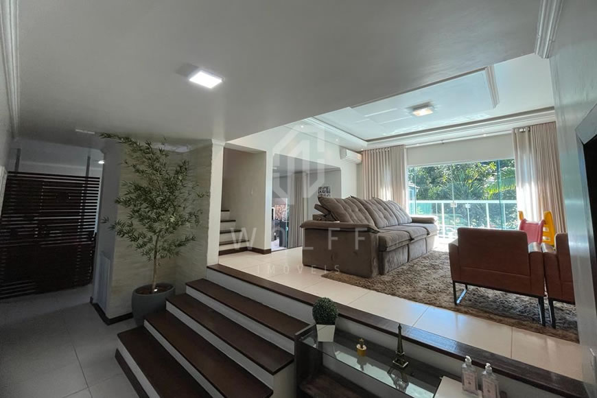 JD1265 - Sobrado com Piscina no Centro