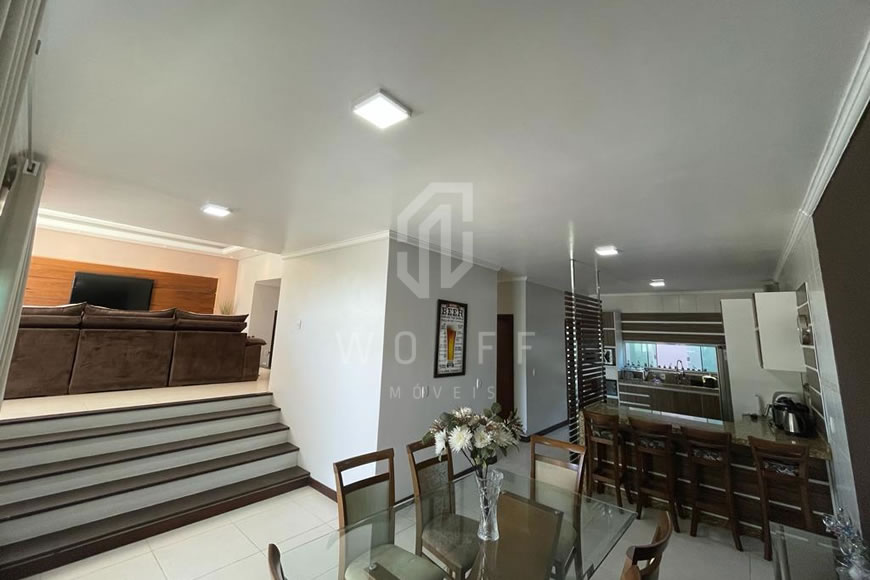 JD1265 - Sobrado com Piscina no Centro