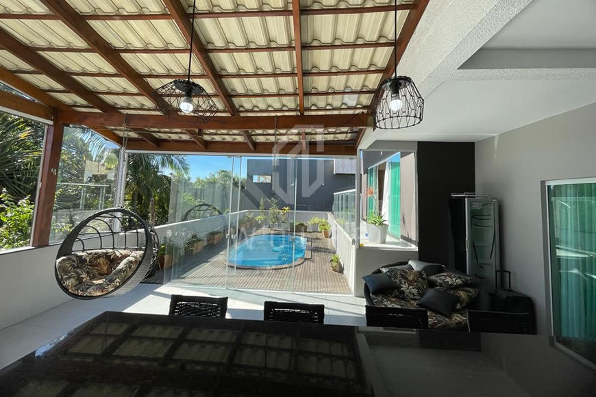 JD1265 - Sobrado com Piscina no Centro