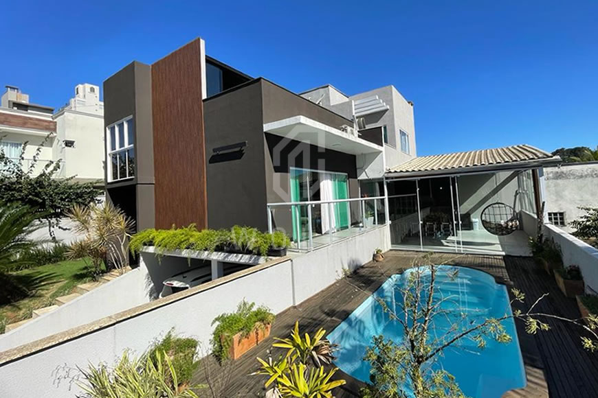 JD1265 - Sobrado com Piscina no Centro