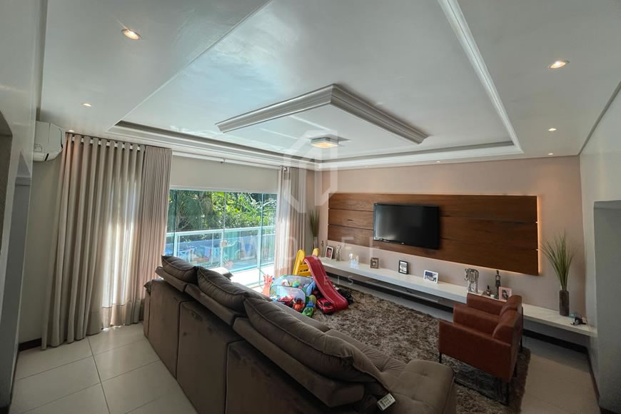 JD1265 - Sobrado com Piscina no Centro