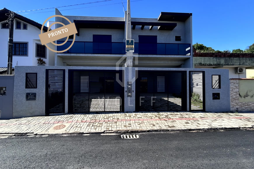 JD1329 - Sobrado Geminado com Piscina no Centro 