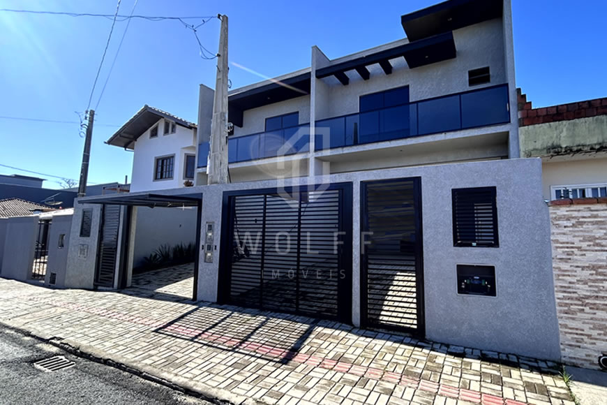 JD1329 - Sobrado Geminado com Piscina no Centro 