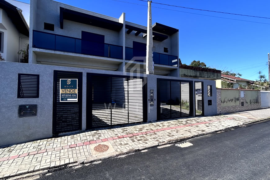 JD1329 - Sobrado Geminado com Piscina no Centro 