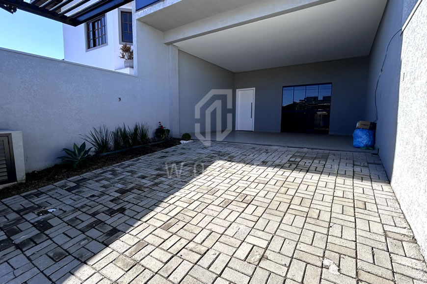 JD1329 - Sobrado Geminado com Piscina no Centro 