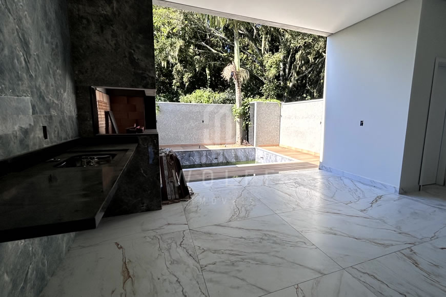 JD1329 - Sobrado Geminado com Piscina no Centro 