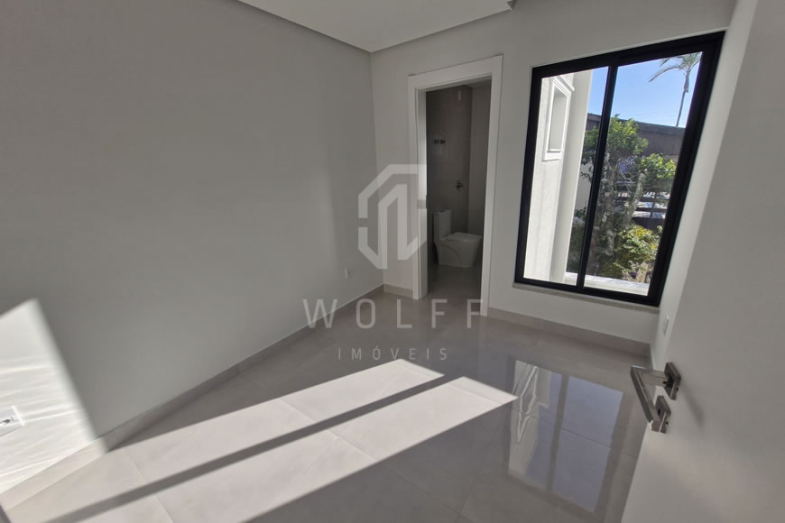 JD1347 -  Sobrado Triplex com Piscina  