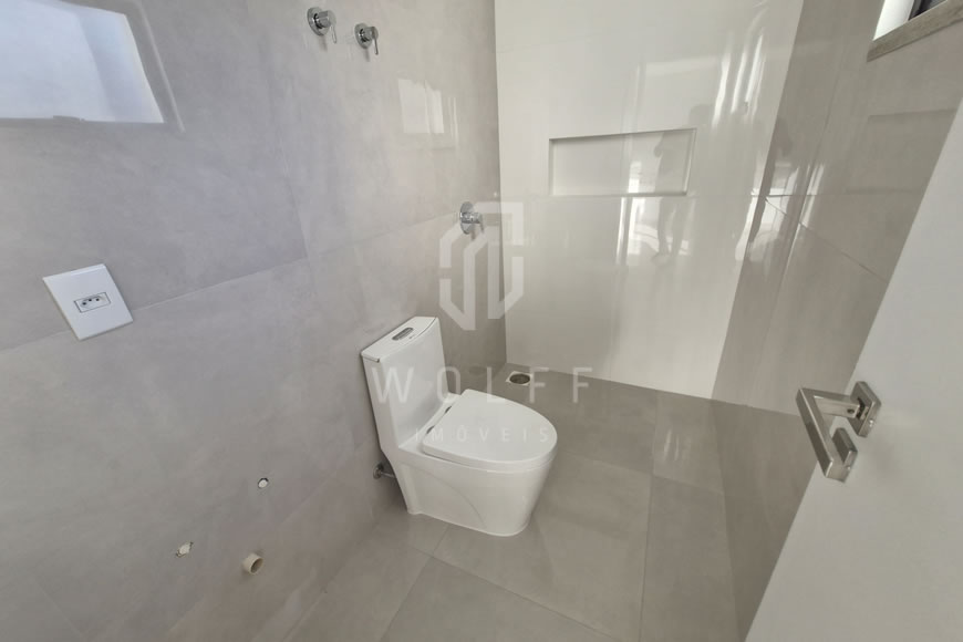 JD1347 -  Sobrado Triplex com Piscina  