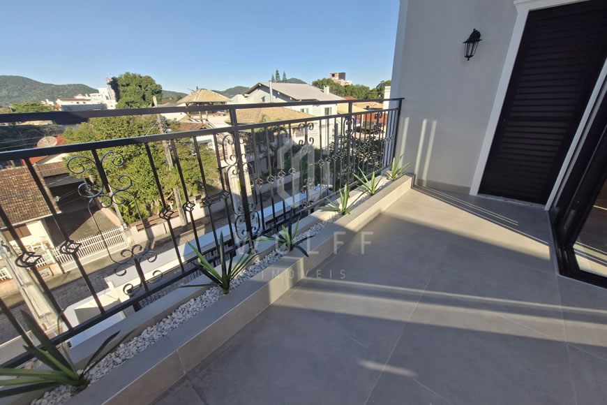 JD1347 -  Sobrado Triplex com Piscina  