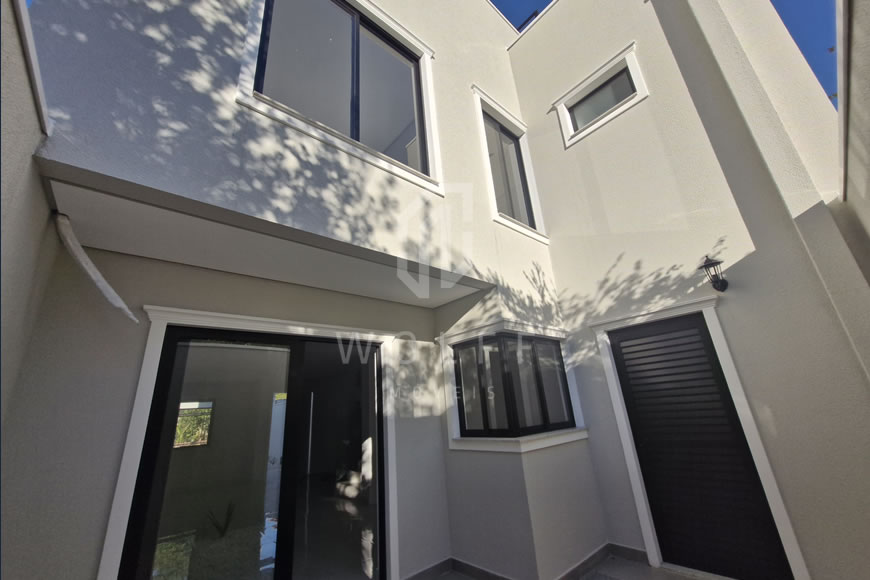 JD1347 -  Sobrado Triplex com Piscina  