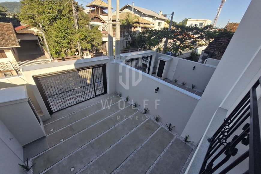 JD1347 -  Sobrado Triplex com Piscina  