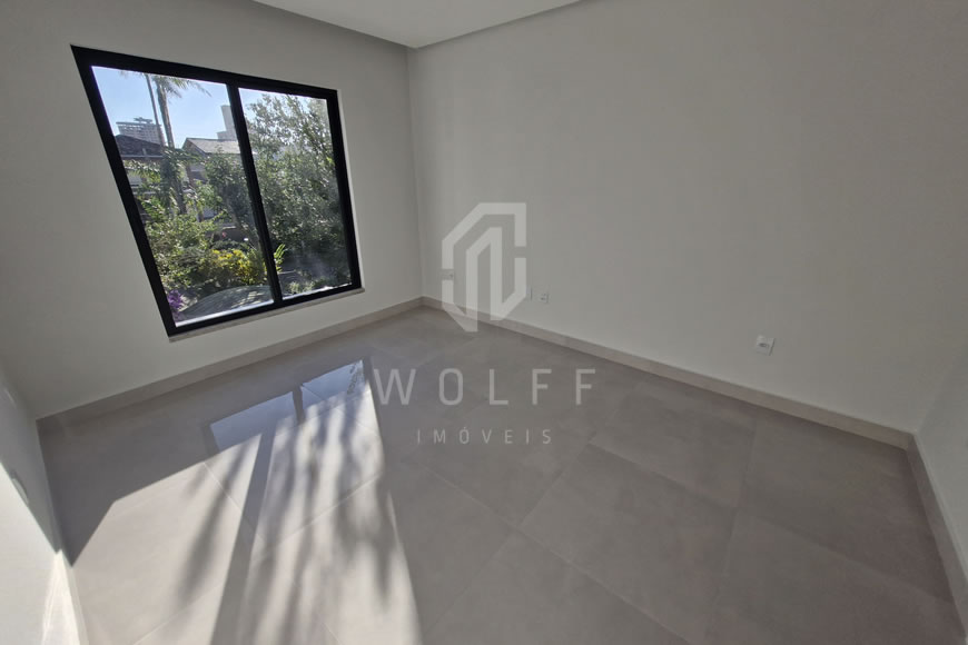 JD1347 -  Sobrado Triplex com Piscina  