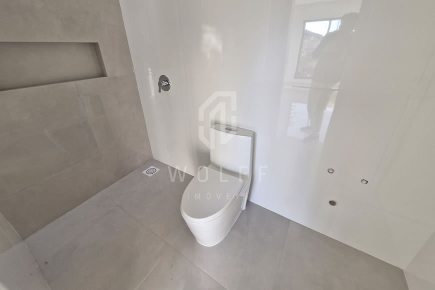 JD1347 -  Sobrado Triplex com Piscina  