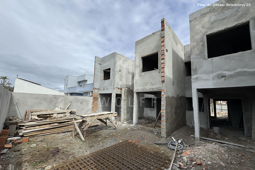 JD1401 - Sobrado Geminado com Ótimo Padrão de Acabamento