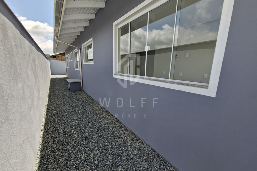 JD1402 - Casa Geminada com Espaço de Fundos