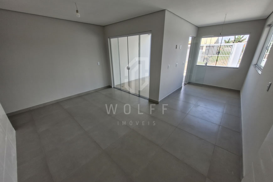 JD1402 - Casa Geminada com Espaço de Fundos