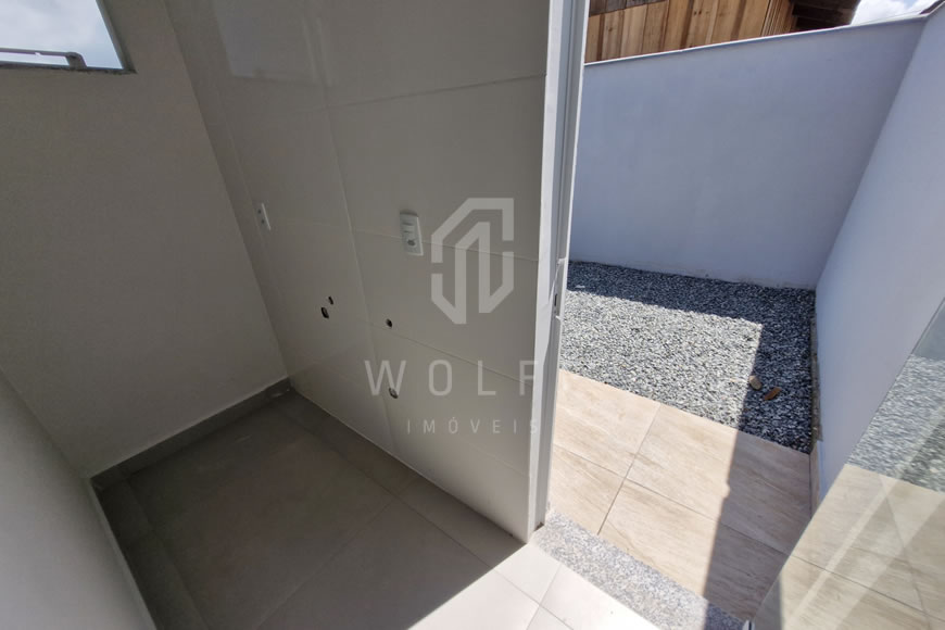 JD1402 - Casa Geminada com Espaço de Fundos