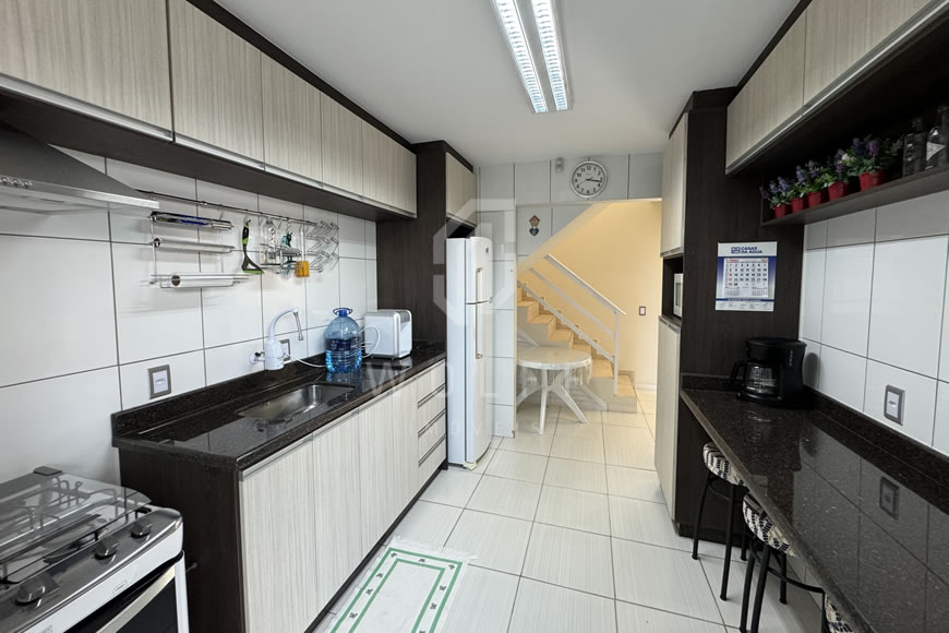 JD1405 - Sobrado Geminado Mobiliado com 03 Dormitórios