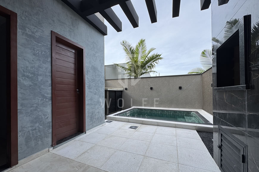 JD1426 - Sobrado Geminado com Piscina e Acabamento Impecável