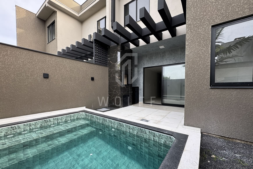 JD1426 - Sobrado Geminado com Piscina e Acabamento Impecável