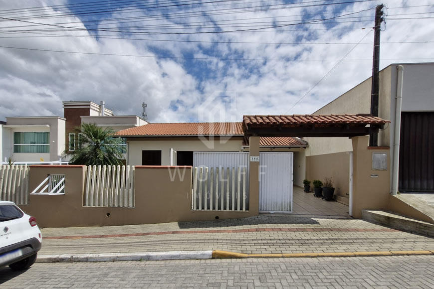 JD1430 - Casa Mobiliada com Amplo Espaço de Terreno