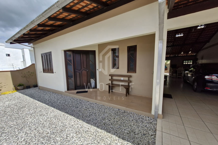 JD1430 - Casa Mobiliada com Amplo Espaço de Terreno