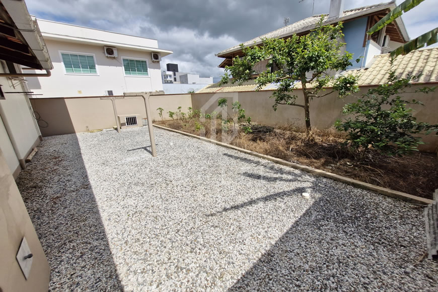 JD1430 - Casa Mobiliada com Amplo Espaço de Terreno